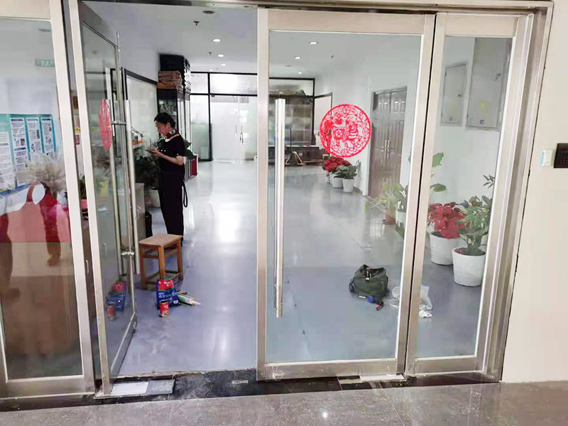 玻璃門(mén)地彈簧更換：地彈簧是一種閉門(mén)器，而這種閉門(mén)器在玻璃門(mén)中使用較多。玻璃門(mén)地彈簧也是一種液壓式閉門(mén)器，其壓緊彈簧的裝置為蝸輪，主要是因?yàn)槲佪喛梢哉聪蛐D(zhuǎn)，根據(jù)玻璃門(mén)地彈簧的特點(diǎn)，基本配置是天軸和地軸，除了玻璃門(mén)，可以適用于幾乎所有木制、鋼制、鋁合金門(mén)和使用玻璃門(mén)夾的無(wú)邊框玻璃門(mén)。