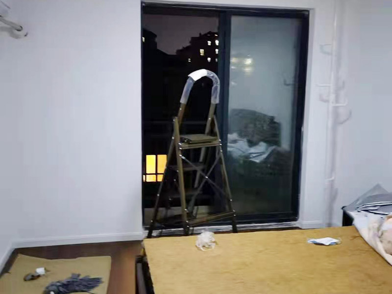 玻璃門(mén)地彈簧更換：地彈簧是一種閉門(mén)器，而這種閉門(mén)器在玻璃門(mén)中使用較多。玻璃門(mén)地彈簧也是一種液壓式閉門(mén)器，其壓緊彈簧的裝置為蝸輪，主要是因?yàn)槲佪喛梢哉聪蛐D(zhuǎn)，根據(jù)玻璃門(mén)地彈簧的特點(diǎn)，基本配置是天軸和地軸，除了玻璃門(mén)，可以適用于幾乎所有木制、鋼制、鋁合金門(mén)和使用玻璃門(mén)夾的無(wú)邊框玻璃門(mén)。