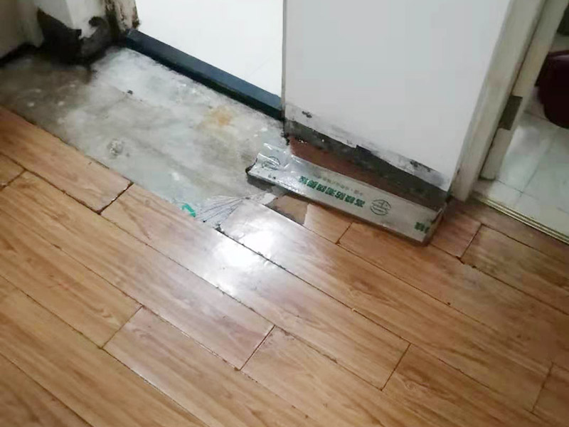 地板重新鋪貼：首先將原有的木地板或者瓷磚拆除掉，最好先從踢腳線開始拆除，這樣比較方便拆一點(diǎn)。然后如果發(fā)現(xiàn)地面不平整的地方，再重新打磨平整后，最后再重新上地磚或是木地板來(lái)鋪貼。