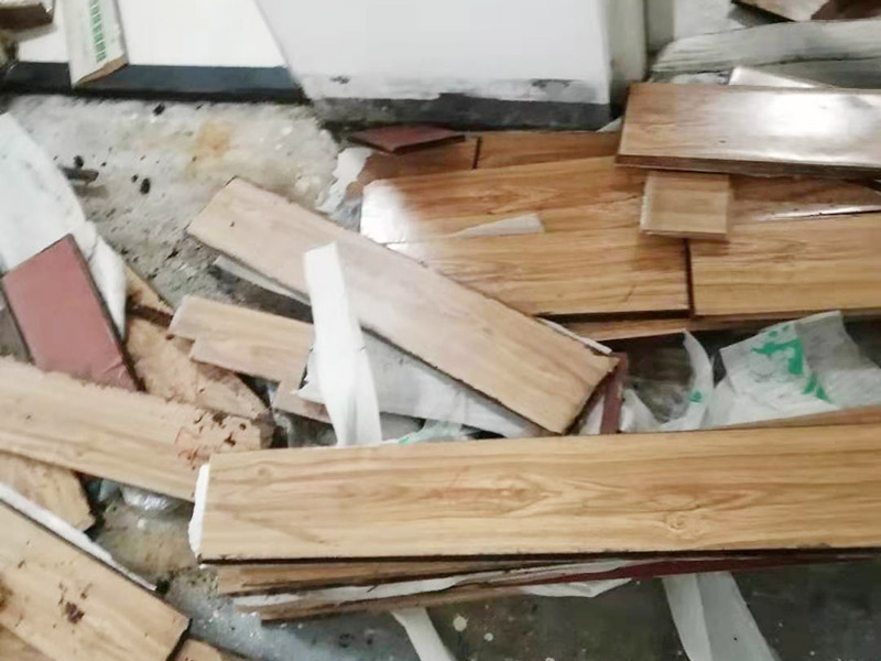地板重新鋪貼：首先將原有的木地板或者瓷磚拆除掉，最好先從踢腳線開始拆除，這樣比較方便拆一點(diǎn)。然后如果發(fā)現(xiàn)地面不平整的地方，再重新打磨平整后，最后再重新上地磚或是木地板來(lái)鋪貼。