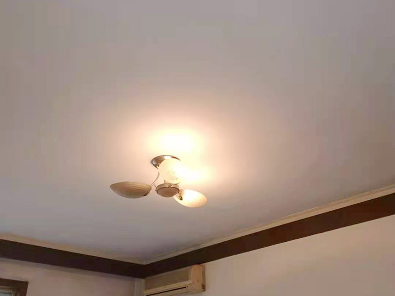 房屋天花板刷新：在施工之前要先將舊墻上的涂膜清理干凈，不能有殘留，并且要將頂上的膠痕清理干凈。同時(shí)在刷墻時(shí)要從上往下刷，先刷天花板，再刷墻面，但是在施工時(shí)要注意刷子的痕跡，不要縱橫交錯(cuò)，要保持均勻度。