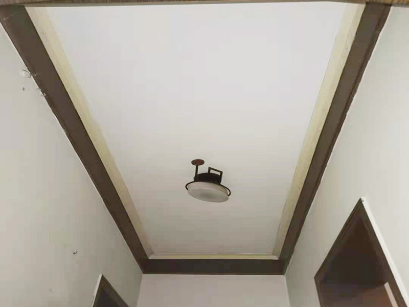 房屋天花板刷新：在施工之前要先將舊墻上的涂膜清理干凈，不能有殘留，并且要將頂上的膠痕清理干凈。同時(shí)在刷墻時(shí)要從上往下刷，先刷天花板，再刷墻面，但是在施工時(shí)要注意刷子的痕跡，不要縱橫交錯(cuò)，要保持均勻度。