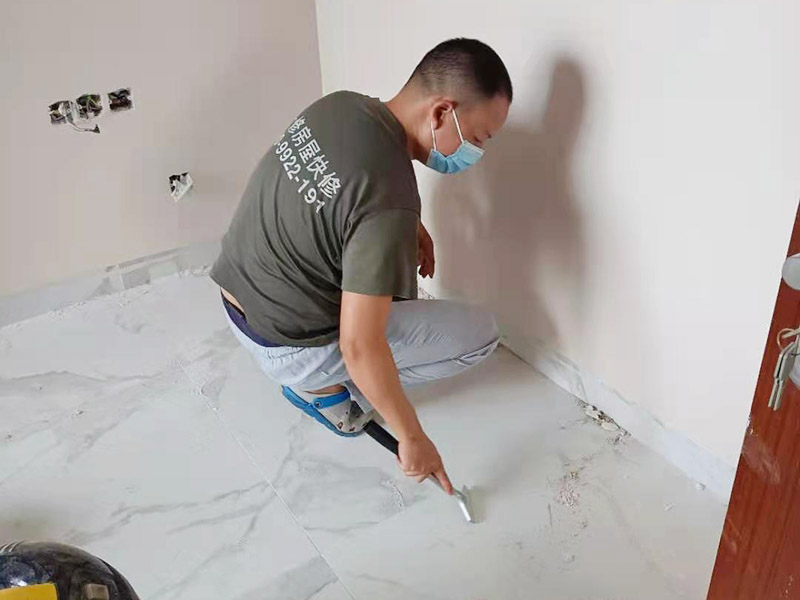 墻面刷乳膠漆服務(wù)：墻面上有污漬的話，會(huì)直接影響到乳膠漆的附著力。這其實(shí)是在變向浪費(fèi)乳膠漆。如果強(qiáng)刷乳膠漆的話，只會(huì)出現(xiàn)墻面不均勻，油漆刷不上的情況。所以需要鏟除舊墻做好基層處理。然后再刷底漆乳膠漆