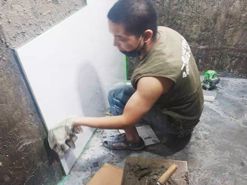 墻面貼磚施工：貼磚前對墻壁將進行檢查，看墻壁是否有裂縫，做好修補，然后最好用水潤濕墻壁，這在墻壁的瓷磚和墻壁之間是有益的更好的粘接。鋪貼墻磚時，必須先對墻磚和墻磚進行測量和整理，這樣即規(guī)劃了位置，也保證墻磚鋪貼的美觀度。