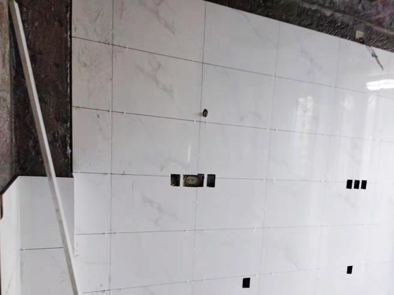 墻面貼磚施工：貼磚前對墻壁將進行檢查，看墻壁是否有裂縫，做好修補，然后最好用水潤濕墻壁，這在墻壁的瓷磚和墻壁之間是有益的更好的粘接。鋪貼墻磚時，必須先對墻磚和墻磚進行測量和整理，這樣即規(guī)劃了位置，也保證墻磚鋪貼的美觀度。