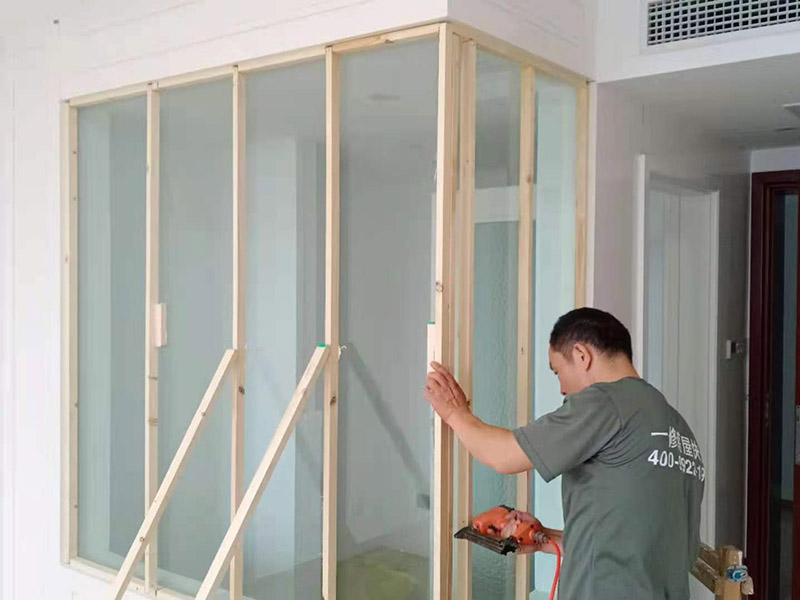 辦公室玻璃封石膏板：玻璃墻面后期做封閉處理，先把需要封閉的地方尺寸在木龍骨上做好好標記，然后切割木龍骨、石膏板固定在玻璃周圍，打膠封邊再掛膩子找平，后面就與墻面粉刷差不多了。