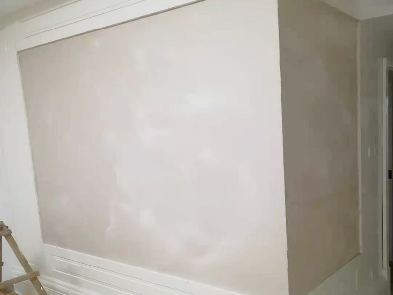 辦公室玻璃封石膏板：玻璃墻面后期做封閉處理，先把需要封閉的地方尺寸在木龍骨上做好好標記，然后切割木龍骨、石膏板固定在玻璃周圍，打膠封邊再掛膩子找平，后面就與墻面粉刷差不多了。