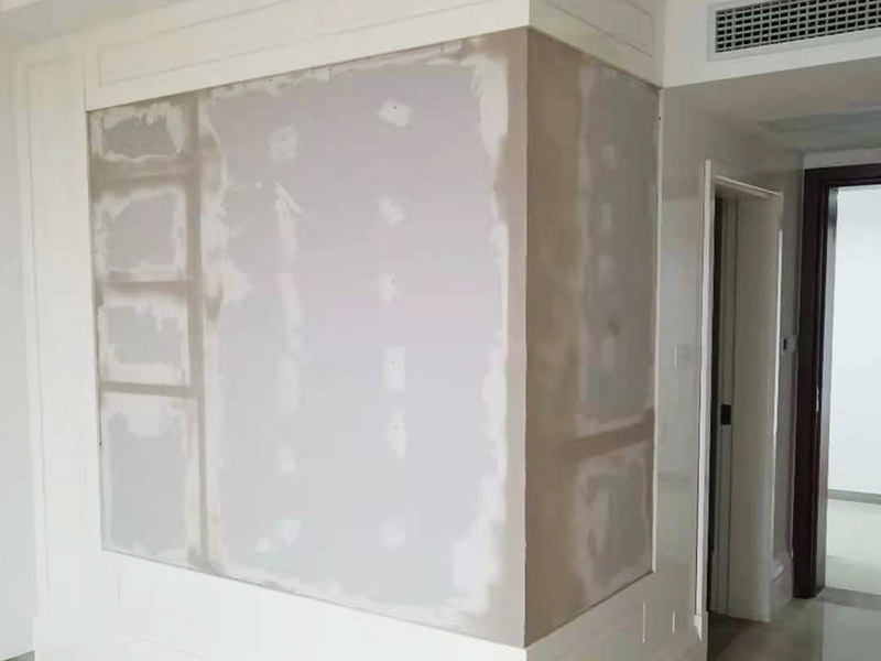 辦公室玻璃封石膏板：玻璃墻面后期做封閉處理，先把需要封閉的地方尺寸在木龍骨上做好好標記，然后切割木龍骨、石膏板固定在玻璃周圍，打膠封邊再掛膩子找平，后面就與墻面粉刷差不多了。