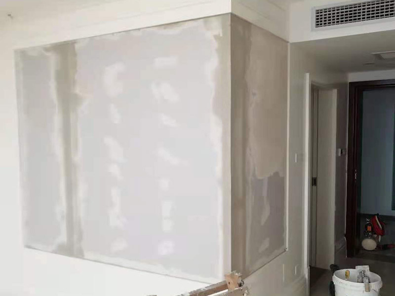 辦公室玻璃封石膏板：玻璃墻面后期做封閉處理，先把需要封閉的地方尺寸在木龍骨上做好好標記，然后切割木龍骨、石膏板固定在玻璃周圍，打膠封邊再掛膩子找平，后面就與墻面粉刷差不多了。