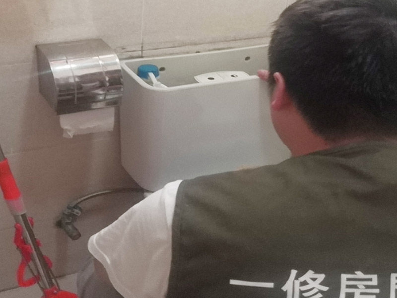 局部拆除維修：榻榻米的安裝是一個(gè)很講究工藝且相對(duì)較為復(fù)雜的過(guò)程，沒(méi)有專業(yè)人士的輔助，是根本裝不上的。只能安裝在固定的地方，所以后期如果有空間需要重新規(guī)劃只能拆除它，拆除時(shí)榻榻米可能就不能保證不損壞。