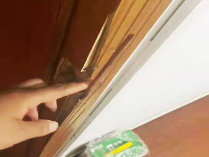 門框破損維修：首先將破損的洞清理干凈，用砂紙打磨一下除去污垢，將膩子和好填在空洞內(nèi)，等膩子干后用砂紙打磨光滑，或者速干膠干透的木渣也是打磨光滑，除去上邊的灰塵。然后使用修補膏或者油漆對修補平整光滑的膩子上調(diào)色，還原成與周圍一樣的色彩，用吹風(fēng)機快速吹干油漆。