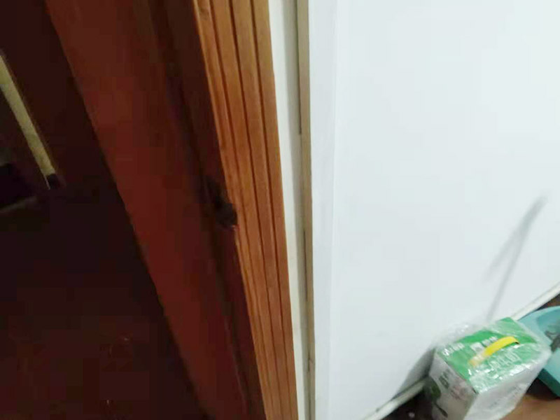 門框破損維修：首先將破損的洞清理干凈，用砂紙打磨一下除去污垢，將膩子和好填在空洞內(nèi)，等膩子干后用砂紙打磨光滑，或者速干膠干透的木渣也是打磨光滑，除去上邊的灰塵。然后使用修補膏或者油漆對修補平整光滑的膩子上調(diào)色，還原成與周圍一樣的色彩，用吹風(fēng)機快速吹干油漆。