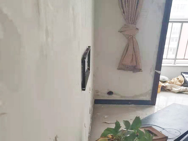 墻面空鼓掉皮維修：首先將空鼓部分敲掉，將涂料層除去，對(duì)墻面作找平處理，然后使用石膏基防霉耐水批土做墻面滿批后再刷一底二面的漆就可以了。重新進(jìn)行墻面粉刷，粉刷時(shí)需要注意，需要在粉刷前一天將墻面濕潤(rùn)。