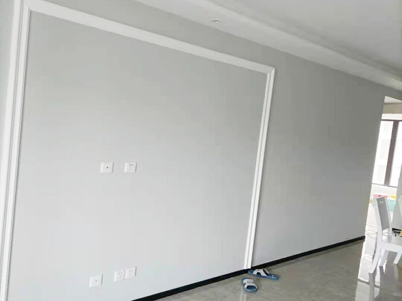 墻面乳膠漆翻新裝修：先將裝修表面上的灰塊、浮渣等雜物用開刀鏟除，如表面有油污，應用清洗劑和清水洗凈，干燥后再用棕刷將表面灰塵清掃干凈；膠皮刮板滿刮，要求橫向刮抹平整、均勻，待第一遍膩子干透后，用粗砂紙打磨平整。底漆一定要刷勻，乳膠漆建議兩底一面，這時噴乳膠漆必須將整面墻全部噴到位，這樣就可以達到翻新的效果，會有陳舊感