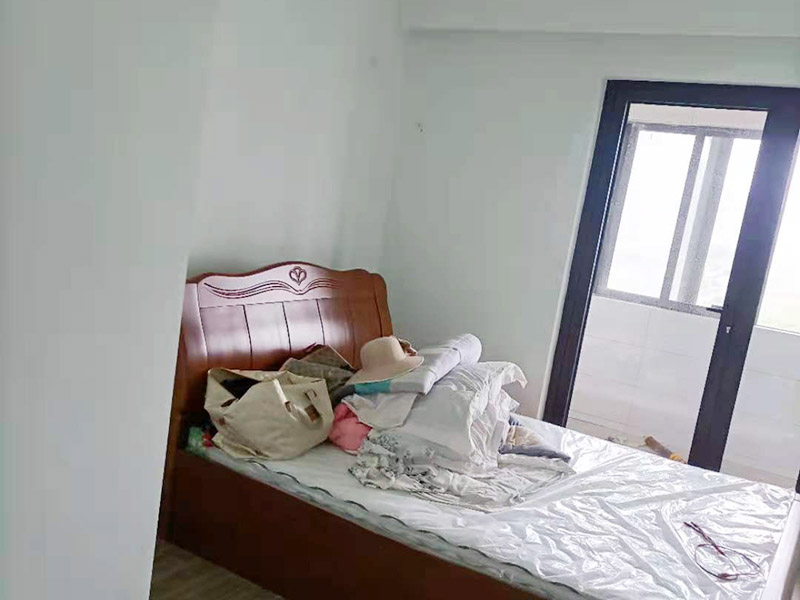 墻面乳膠漆翻新裝修：先將裝修表面上的灰塊、浮渣等雜物用開刀鏟除，如表面有油污，應用清洗劑和清水洗凈，干燥后再用棕刷將表面灰塵清掃干凈；膠皮刮板滿刮，要求橫向刮抹平整、均勻，待第一遍膩子干透后，用粗砂紙打磨平整。底漆一定要刷勻，乳膠漆建議兩底一面，這時噴乳膠漆必須將整面墻全部噴到位，這樣就可以達到翻新的效果，會有陳舊感