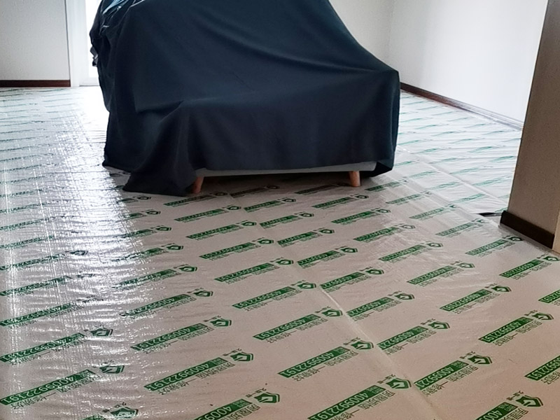 全屋地面家具成品保護(hù)：正確的施工順序應(yīng)該是搞好成品保護(hù)，地面鋪貼完成清潔干凈后，可以用厚一點(diǎn)的泡沫包裝膜，然后可以再加一層塑料膜，這樣就不至于損壞地磚了，也可以用保護(hù)膜，其效果與地板革相似。
