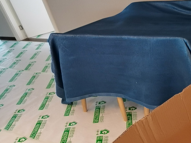 全屋地面家具成品保護(hù)：正確的施工順序應(yīng)該是搞好成品保護(hù)，地面鋪貼完成清潔干凈后，可以用厚一點(diǎn)的泡沫包裝膜，然后可以再加一層塑料膜，這樣就不至于損壞地磚了，也可以用保護(hù)膜，其效果與地板革相似。