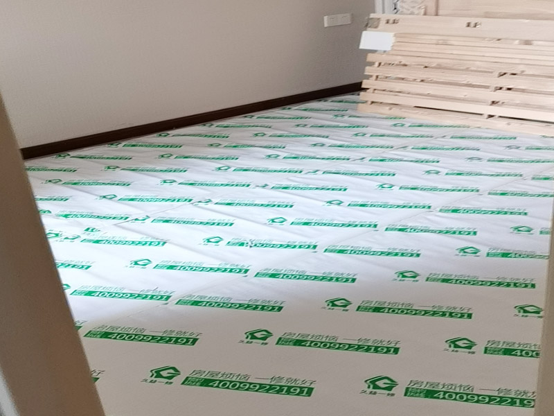 全屋地面家具成品保護(hù)：正確的施工順序應(yīng)該是搞好成品保護(hù)，地面鋪貼完成清潔干凈后，可以用厚一點(diǎn)的泡沫包裝膜，然后可以再加一層塑料膜，這樣就不至于損壞地磚了，也可以用保護(hù)膜，其效果與地板革相似。