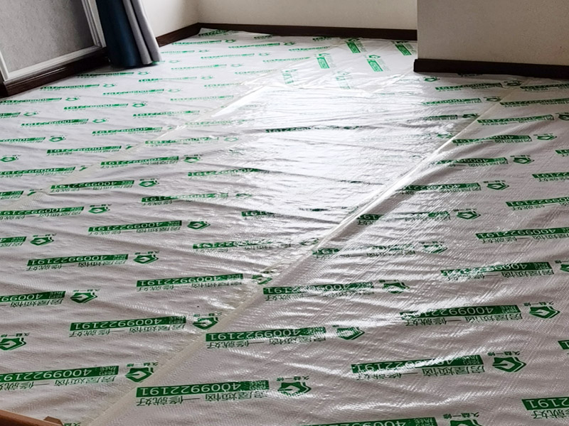 全屋地面家具成品保護(hù)：正確的施工順序應(yīng)該是搞好成品保護(hù)，地面鋪貼完成清潔干凈后，可以用厚一點(diǎn)的泡沫包裝膜，然后可以再加一層塑料膜，這樣就不至于損壞地磚了，也可以用保護(hù)膜，其效果與地板革相似。
