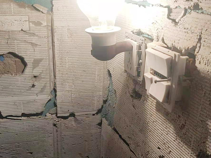 衛(wèi)生間墻磚拆除維修：衛(wèi)浴用具拆除后可以對(duì)墻面瓷磚進(jìn)行拆卸。敲磚是從墻體下方開(kāi)始敲，從每塊瓷磚的邊緣開(kāi)始敲。舊的防水層一般都不打掉，在敲磚后，在原有的防水層上面，再薄薄做一層防水，以提高衛(wèi)浴的防水能力。但如果需要把防水敲掉重新再做，就要敲磚需要打到批土層或打到見(jiàn)底。