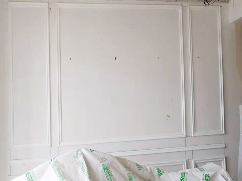 隔斷裝飾安裝維修：隔斷不僅可以起到隔斷空間的作用，讓空間相對(duì)獨(dú)立，同時(shí)更是家中一道靚麗的風(fēng)景線，起到更好的裝飾效果，甚至是以實(shí)用性為主來增加儲(chǔ)物空間。隔斷分多種，硬隔斷是直接一堵墻或者柜子擋住作為隔斷，通透性較差；軟隔斷是有物品遮擋，但是并不遮擋視線，通透性比較高。 玻璃的通透性不會(huì)影響空間的采光效果，在視覺上還有拉伸空間的效果。小巧的體積不會(huì)占據(jù)太多空間，拆除時(shí)對(duì)空間的損害也非常小。