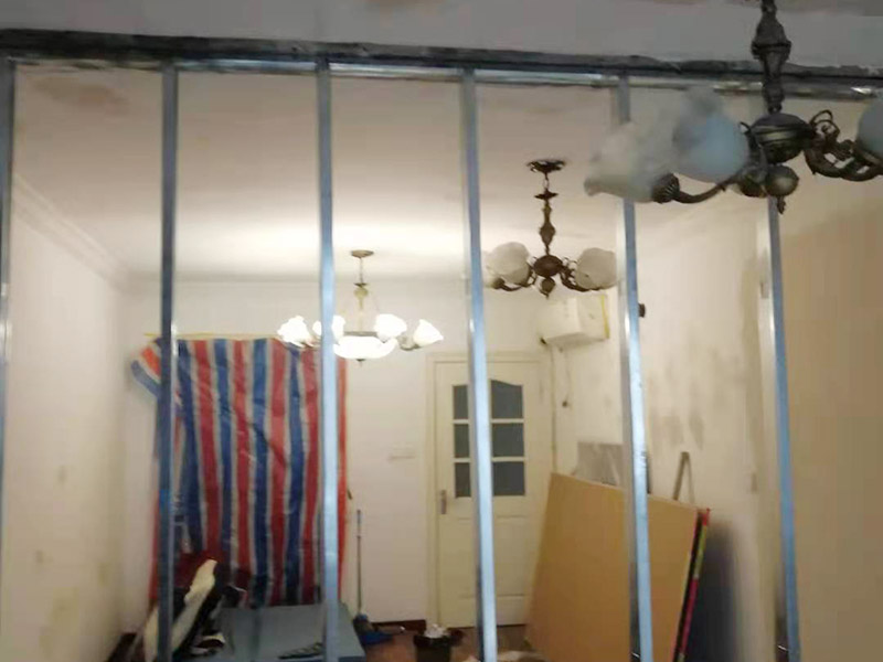 隔斷裝飾安裝維修：隔斷不僅可以起到隔斷空間的作用，讓空間相對(duì)獨(dú)立，同時(shí)更是家中一道靚麗的風(fēng)景線，起到更好的裝飾效果，甚至是以實(shí)用性為主來增加儲(chǔ)物空間。隔斷分多種，硬隔斷是直接一堵墻或者柜子擋住作為隔斷，通透性較差；軟隔斷是有物品遮擋，但是并不遮擋視線，通透性比較高。 玻璃的通透性不會(huì)影響空間的采光效果，在視覺上還有拉伸空間的效果。小巧的體積不會(huì)占據(jù)太多空間，拆除時(shí)對(duì)空間的損害也非常小。