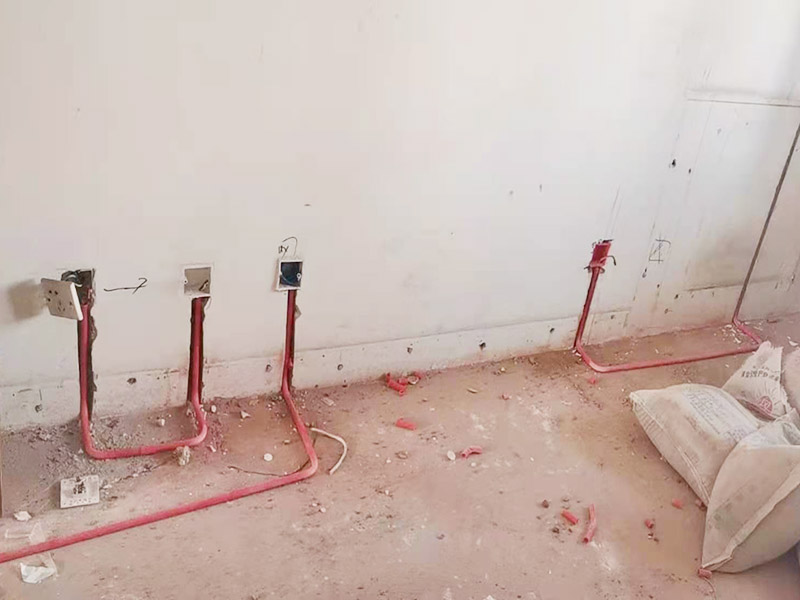 電路改造布線:首先要根據(jù)生活習(xí)慣對(duì)電路位置確定了，然后專業(yè)的電工會(huì)根據(jù)定位和電路走向，開(kāi)布線槽。而布線一般采用的是線管暗埋的方式，這樣墻面就能保持美觀整潔，方便后期室內(nèi)設(shè)計(jì)。同時(shí)線管選擇冷彎管可以彎曲而不斷裂，這是布線的好選擇，因?yàn)樗霓D(zhuǎn)角是有弧度的，線可以隨時(shí)更換，而且不用開(kāi)墻。