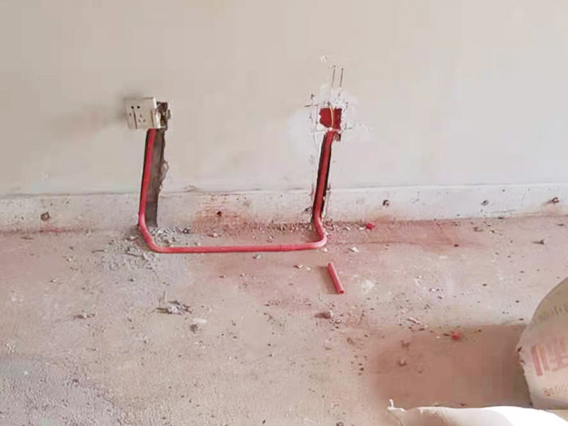 電路改造布線:首先要根據(jù)生活習(xí)慣對(duì)電路位置確定了，然后專業(yè)的電工會(huì)根據(jù)定位和電路走向，開(kāi)布線槽。而布線一般采用的是線管暗埋的方式，這樣墻面就能保持美觀整潔，方便后期室內(nèi)設(shè)計(jì)。同時(shí)線管選擇冷彎管可以彎曲而不斷裂，這是布線的好選擇，因?yàn)樗霓D(zhuǎn)角是有弧度的，線可以隨時(shí)更換，而且不用開(kāi)墻。