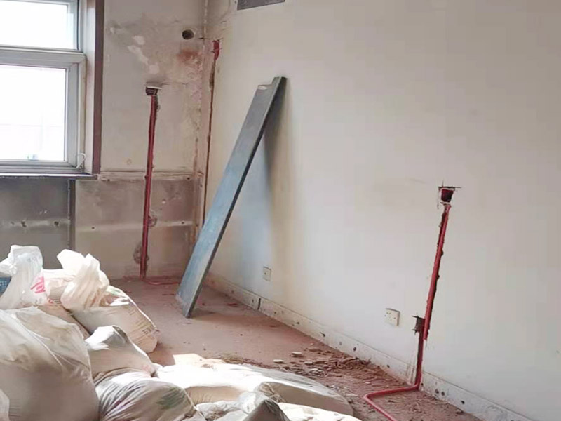 電路改造布線:首先要根據(jù)生活習(xí)慣對(duì)電路位置確定了，然后專業(yè)的電工會(huì)根據(jù)定位和電路走向，開(kāi)布線槽。而布線一般采用的是線管暗埋的方式，這樣墻面就能保持美觀整潔，方便后期室內(nèi)設(shè)計(jì)。同時(shí)線管選擇冷彎管可以彎曲而不斷裂，這是布線的好選擇，因?yàn)樗霓D(zhuǎn)角是有弧度的，線可以隨時(shí)更換，而且不用開(kāi)墻。