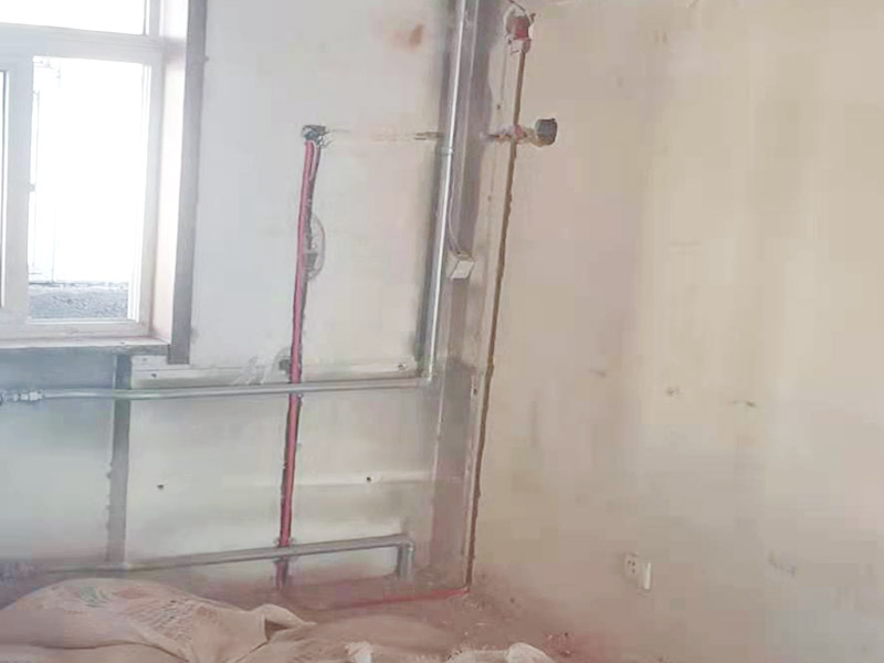 電路改造布線:首先要根據(jù)生活習(xí)慣對(duì)電路位置確定了，然后專業(yè)的電工會(huì)根據(jù)定位和電路走向，開(kāi)布線槽。而布線一般采用的是線管暗埋的方式，這樣墻面就能保持美觀整潔，方便后期室內(nèi)設(shè)計(jì)。同時(shí)線管選擇冷彎管可以彎曲而不斷裂，這是布線的好選擇，因?yàn)樗霓D(zhuǎn)角是有弧度的，線可以隨時(shí)更換，而且不用開(kāi)墻。