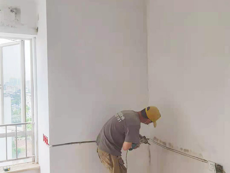 電路開槽移位維修：電路線路開槽深度應(yīng)一致，槽線頂直，應(yīng)先在墻面彈出控制線后，再用云石機(jī)切割墻面，人工開槽。線路安裝時(shí)必須加護(hù)線套管，套管連接應(yīng)緊密、平順，直角拐角處應(yīng)將角內(nèi)側(cè)切開，切口一側(cè)切圓弧形接口后，折彎安裝。