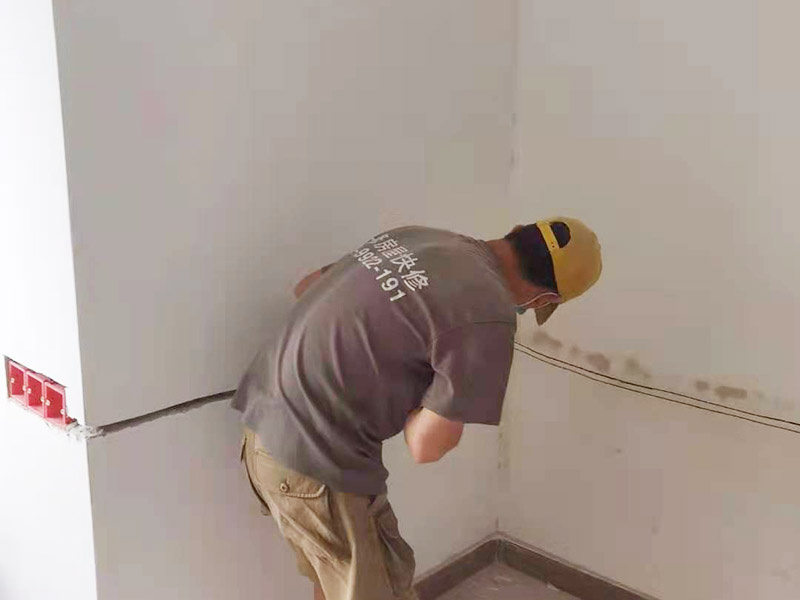 電路開槽移位維修：電路線路開槽深度應(yīng)一致，槽線頂直，應(yīng)先在墻面彈出控制線后，再用云石機(jī)切割墻面，人工開槽。線路安裝時(shí)必須加護(hù)線套管，套管連接應(yīng)緊密、平順，直角拐角處應(yīng)將角內(nèi)側(cè)切開，切口一側(cè)切圓弧形接口后，折彎安裝。