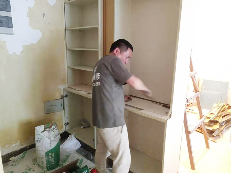 局部拆除裝修施工：主體拆改的過程中原材料的去留也是一個大問題，這在拆改前期就需要最好必須的準備，可以直接使用的材料也可以保留下來，這樣可以有效回收利用并且可以節(jié)省開支。主體拆改變動越大、所需要的工期就越長，材料越高檔，相對價格就越高。