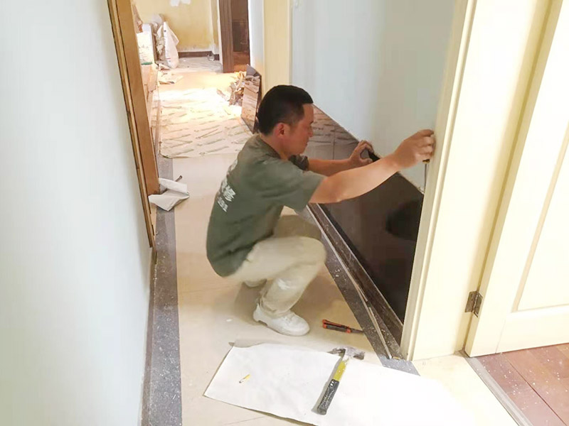 局部拆除裝修施工：主體拆改的過程中原材料的去留也是一個大問題，這在拆改前期就需要最好必須的準備，可以直接使用的材料也可以保留下來，這樣可以有效回收利用并且可以節(jié)省開支。主體拆改變動越大、所需要的工期就越長，材料越高檔，相對價格就越高。