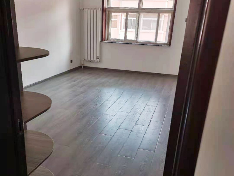 局部裝修前后對(duì)比圖：對(duì)于地板鋪貼的裝修：首先清掃地面，把灰塵掃干凈。平整地面、排除死角問題，防止地板鋪不平整，正平后在掃一次，確保地面干凈無(wú)雜物。然后開始鋪地膜，用地板專用膠帶粘接地膜。開始擺放地板。把地板按照編號(hào)擺放好位置。最后地板鋪好了就可以開始裝踢腳線線，裝完踢腳腳線進(jìn)行最后的清潔工作。