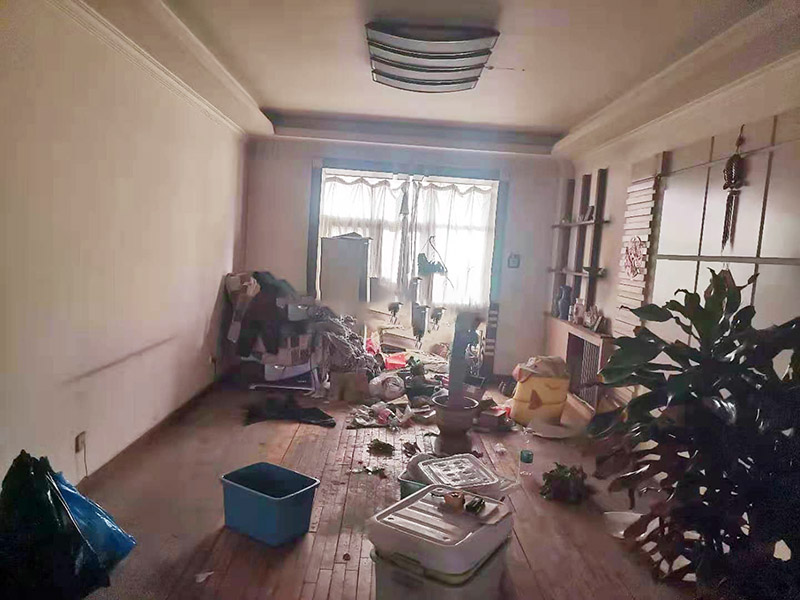 局部裝修前后對(duì)比圖：對(duì)于地板鋪貼的裝修：首先清掃地面，把灰塵掃干凈。平整地面、排除死角問題，防止地板鋪不平整，正平后在掃一次，確保地面干凈無(wú)雜物。然后開始鋪地膜，用地板專用膠帶粘接地膜。開始擺放地板。把地板按照編號(hào)擺放好位置。最后地板鋪好了就可以開始裝踢腳線線，裝完踢腳腳線進(jìn)行最后的清潔工作。