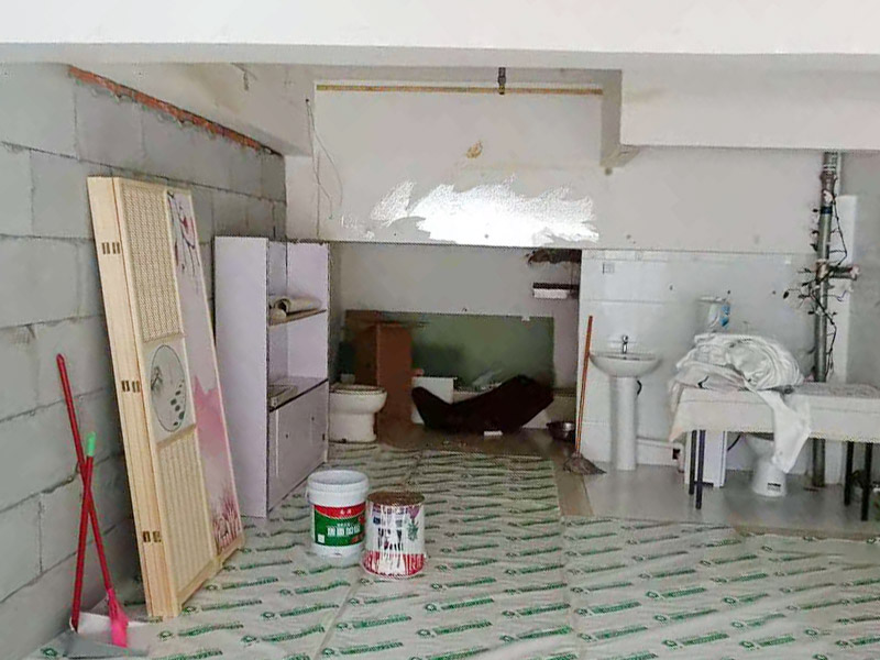 客廳石膏板隔斷安裝：石膏板宜豎向鋪設(shè)，首先確定龍骨上下兩端的方向，盡量使穿線孔對齊。同時(shí)記得豎龍骨的長度尺寸，按現(xiàn)場實(shí)測尺寸為準(zhǔn);接著豎龍骨安裝就位后，保證垂直。注意輕鋼龍骨用專用防銹自攻螺釘固定并用電動螺絲槍一次打入并擰緊；石膏板安裝時(shí)應(yīng)從板的中部向板的四邊固定。最后接縫處理使用廠家配套供應(yīng)的接縫用嵌縫膏和接縫帶。石膏板與周圍墻或柱要留有3mm的槽口，以便進(jìn)行防開裂處理。注意不可用滿批膩?zhàn)哟媲犊p膩?zhàn)印? width=