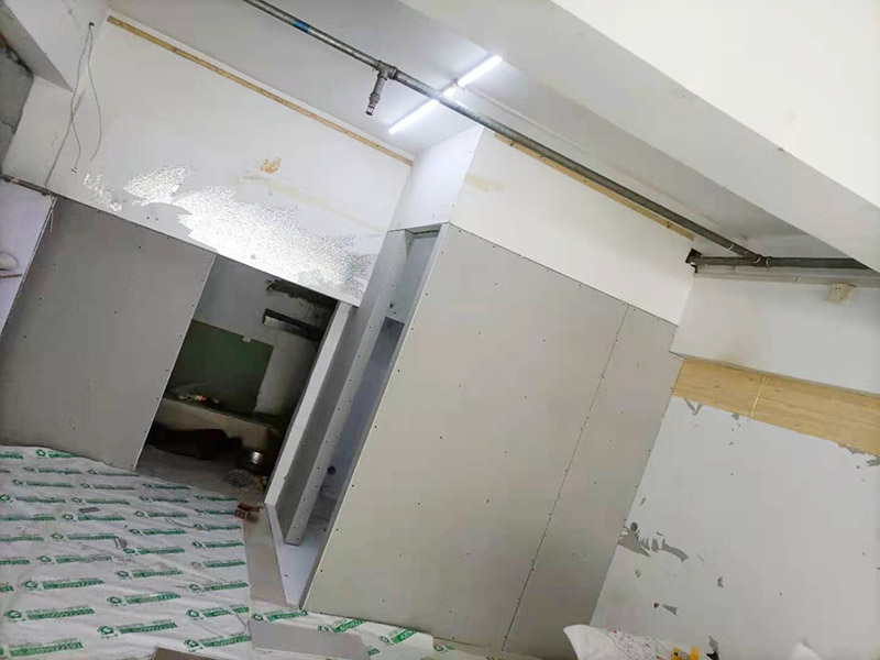 客廳石膏板隔斷安裝：石膏板宜豎向鋪設(shè)，首先確定龍骨上下兩端的方向，盡量使穿線孔對齊。同時(shí)記得豎龍骨的長度尺寸，按現(xiàn)場實(shí)測尺寸為準(zhǔn);接著豎龍骨安裝就位后，保證垂直。注意輕鋼龍骨用專用防銹自攻螺釘固定并用電動螺絲槍一次打入并擰緊；石膏板安裝時(shí)應(yīng)從板的中部向板的四邊固定。最后接縫處理使用廠家配套供應(yīng)的接縫用嵌縫膏和接縫帶。石膏板與周圍墻或柱要留有3mm的槽口，以便進(jìn)行防開裂處理。注意不可用滿批膩?zhàn)哟媲犊p膩?zhàn)印? width=