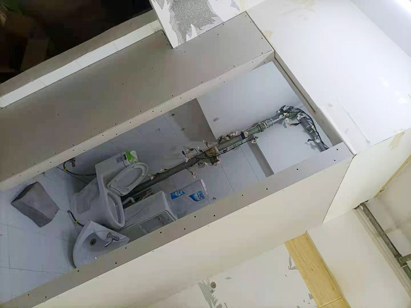 客廳石膏板隔斷安裝：石膏板宜豎向鋪設(shè)，首先確定龍骨上下兩端的方向，盡量使穿線孔對齊。同時(shí)記得豎龍骨的長度尺寸，按現(xiàn)場實(shí)測尺寸為準(zhǔn);接著豎龍骨安裝就位后，保證垂直。注意輕鋼龍骨用專用防銹自攻螺釘固定并用電動螺絲槍一次打入并擰緊；石膏板安裝時(shí)應(yīng)從板的中部向板的四邊固定。最后接縫處理使用廠家配套供應(yīng)的接縫用嵌縫膏和接縫帶。石膏板與周圍墻或柱要留有3mm的槽口，以便進(jìn)行防開裂處理。注意不可用滿批膩?zhàn)哟媲犊p膩?zhàn)印? width=