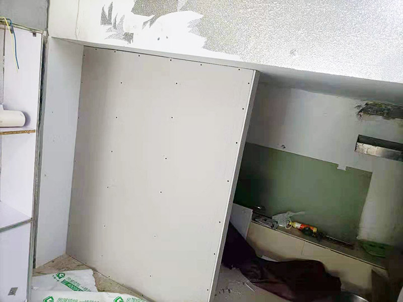 客廳石膏板隔斷安裝：石膏板宜豎向鋪設(shè)，首先確定龍骨上下兩端的方向，盡量使穿線孔對齊。同時(shí)記得豎龍骨的長度尺寸，按現(xiàn)場實(shí)測尺寸為準(zhǔn);接著豎龍骨安裝就位后，保證垂直。注意輕鋼龍骨用專用防銹自攻螺釘固定并用電動螺絲槍一次打入并擰緊；石膏板安裝時(shí)應(yīng)從板的中部向板的四邊固定。最后接縫處理使用廠家配套供應(yīng)的接縫用嵌縫膏和接縫帶。石膏板與周圍墻或柱要留有3mm的槽口，以便進(jìn)行防開裂處理。注意不可用滿批膩?zhàn)哟媲犊p膩?zhàn)印? width=