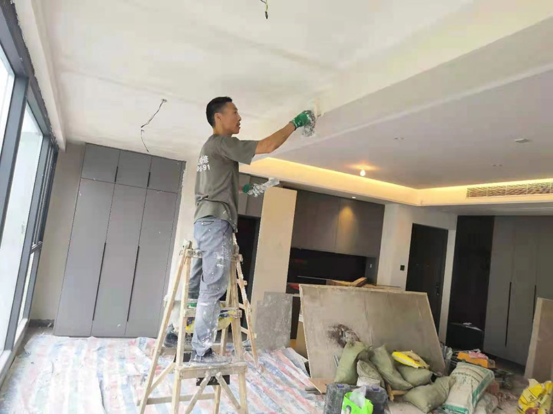 墻面刮膩?zhàn)诱移剑菏紫纫獙γ嫦刃拮o(hù)平整，磨平凸起處，填補(bǔ)凹陷處，在刮膩?zhàn)又?，墻面還需要噴刷一遍粘結(jié)劑才能進(jìn)行刮膩?zhàn)印γ媾文佔(zhàn)油ǔ６夹枰蝺傻饺?，而且必須要等到前一遍膩?zhàn)油耆赏钢螅拍茉龠M(jìn)行后一遍的膩?zhàn)?。而膩?zhàn)庸瓮曛螅麄€(gè)墻面必須是平整光滑、紋理均勻、表面無(wú)刮痕，否則會(huì)嚴(yán)重地影響整體的裝修效果。