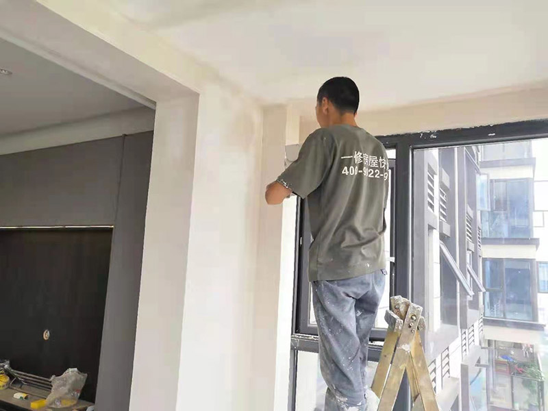 墻面刮膩?zhàn)诱移剑菏紫纫獙γ嫦刃拮o(hù)平整，磨平凸起處，填補(bǔ)凹陷處，在刮膩?zhàn)又?，墻面還需要噴刷一遍粘結(jié)劑才能進(jìn)行刮膩?zhàn)?。墻面批刮膩?zhàn)油ǔ６夹枰蝺傻饺危冶仨氁鹊角耙槐槟佔(zhàn)油耆赏钢?，才能再進(jìn)行后一遍的膩?zhàn)?。而膩?zhàn)庸瓮曛螅麄€(gè)墻面必須是平整光滑、紋理均勻、表面無(wú)刮痕，否則會(huì)嚴(yán)重地影響整體的裝修效果。