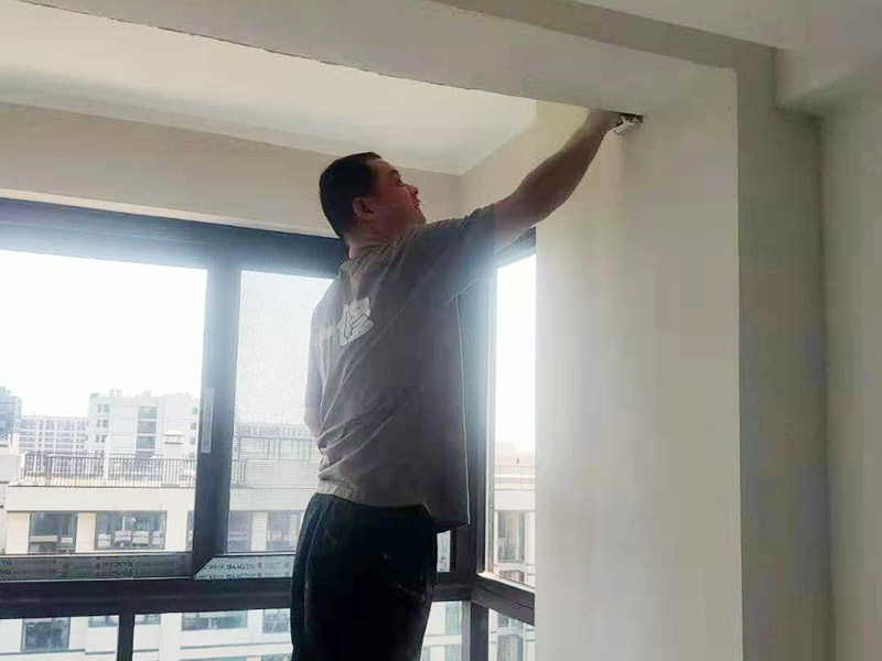 墻面刮膩?zhàn)诱移剑菏紫纫獙γ嫦刃拮o(hù)平整，磨平凸起處，填補(bǔ)凹陷處，在刮膩?zhàn)又?，墻面還需要噴刷一遍粘結(jié)劑才能進(jìn)行刮膩?zhàn)印γ媾文佔(zhàn)油ǔ６夹枰蝺傻饺?，而且必須要等到前一遍膩?zhàn)油耆赏钢螅拍茉龠M(jìn)行后一遍的膩?zhàn)?。而膩?zhàn)庸瓮曛?，整個(gè)墻面必須是平整光滑、紋理均勻、表面無(wú)刮痕，否則會(huì)嚴(yán)重地影響整體的裝修效果。