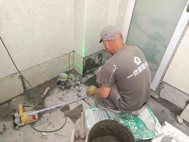 墻面標(biāo)尺貼磚：墻上貼瓷磚，在鋪設(shè)墻磚之前，去除表面污垢并灑水，然后與水泥砂漿混合，在整平層完全干燥后進(jìn)行平鋪。鋪設(shè)瓷磚后，需要檢查瓷磚是否有空鼓，該方法是用木柄敲擊磚表面，如果聲音下降表示有空鼓，就需要重新鋪設(shè)。