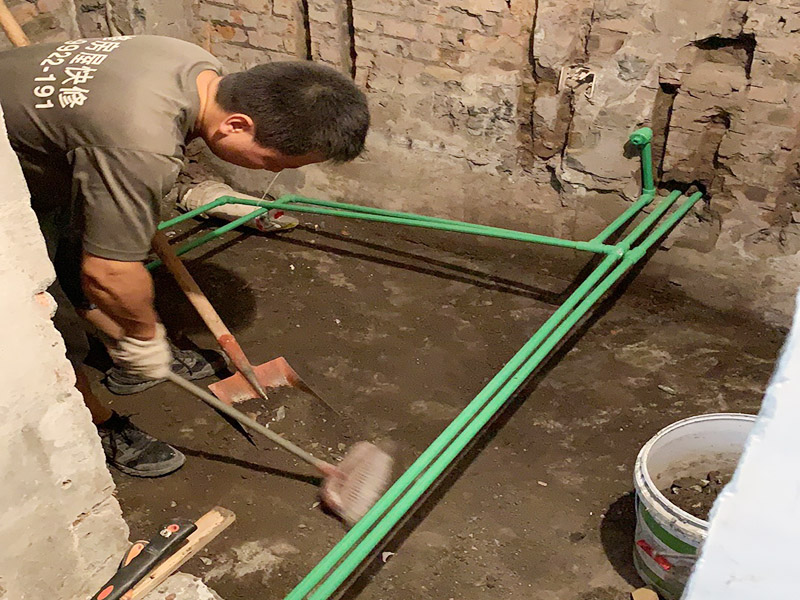 接著是開(kāi)始用專業(yè)的熱溶機(jī)對(duì)于管子進(jìn)行熱熔連接，最后是用試壓泵對(duì)于整個(gè)管線進(jìn)行打壓測(cè)試，第5步是清算現(xiàn)場(chǎng)。