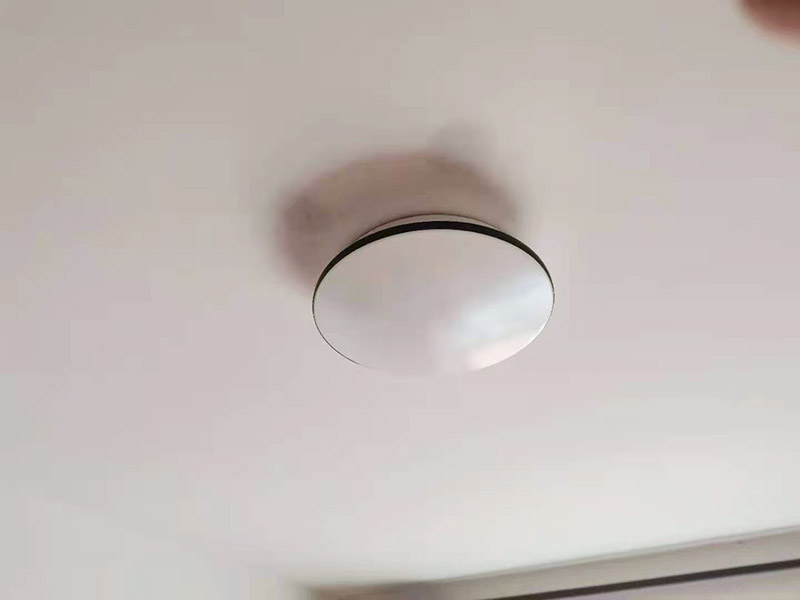 首先要做的就是確定燈安裝的位置，這樣就避免在墻面打完孔卻發(fā)現(xiàn)不是想象中的位置，安裝時(shí)有多個(gè)吊燈，就應(yīng)注意它們的位置、長(zhǎng)短關(guān)系，可在安裝頂棚的同時(shí)安裝吊燈，這樣可以以吊頂擱柵為依據(jù)，調(diào)整燈的位置和高低。