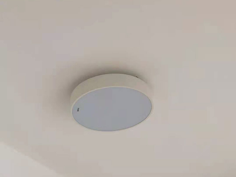 首先要做的就是確定燈安裝的位置，這樣就避免在墻面打完孔卻發(fā)現(xiàn)不是想象中的位置，安裝時(shí)有多個(gè)吊燈，就應(yīng)注意它們的位置、長(zhǎng)短關(guān)系，可在安裝頂棚的同時(shí)安裝吊燈，這樣可以以吊頂擱柵為依據(jù)，調(diào)整燈的位置和高低。