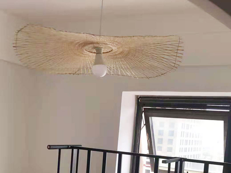 首先要做的就是確定燈安裝的位置，這樣就避免在墻面打完孔卻發(fā)現(xiàn)不是想象中的位置，安裝時(shí)有多個(gè)吊燈，就應(yīng)注意它們的位置、長(zhǎng)短關(guān)系，可在安裝頂棚的同時(shí)安裝吊燈，這樣可以以吊頂擱柵為依據(jù)，調(diào)整燈的位置和高低。