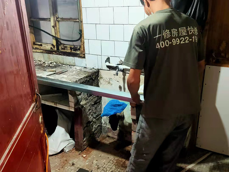 整體櫥柜維修知識(shí)知多少|(zhì)整體櫥柜維修應(yīng)該找誰(shuí)，哪些是能免費(fèi)處理的