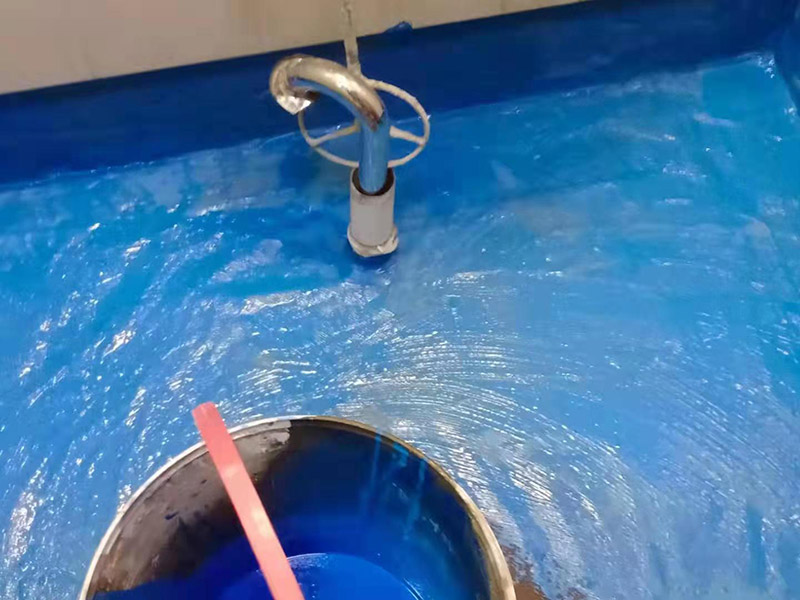 首先清理衛(wèi)生間基層，包括灰塵、沙粒、水泥等。接著地面找平找坡，墻面若有裂痕、空鼓、缺陷用水泥抹平，保證基層堅(jiān)固平整。衛(wèi)生間陰陽(yáng)角、水管根部應(yīng)避免死角，做成圓弧并順直。